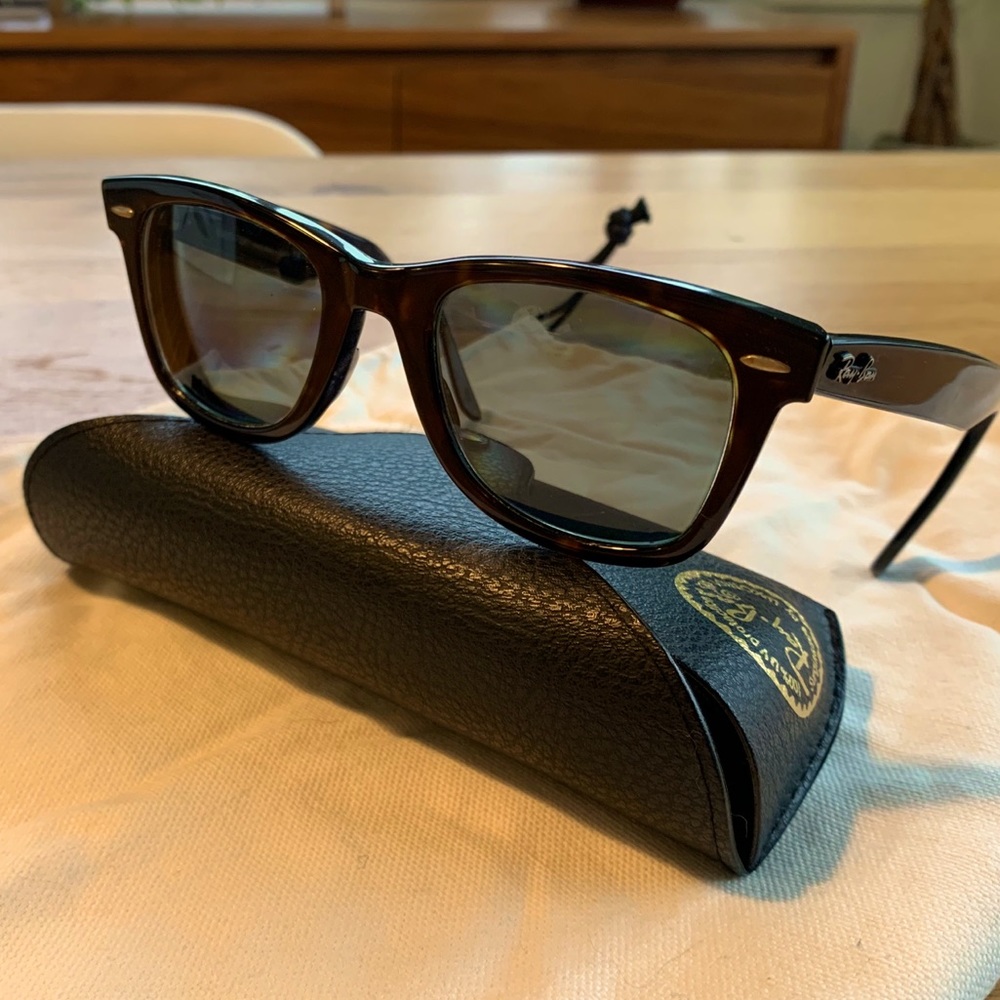 SOLD                         Ray ban vintage  90’s